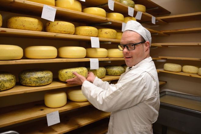 Kaasmakerij bij OlmenEs, een van de instellingsterreinen met echte, dagelijkse inclusie