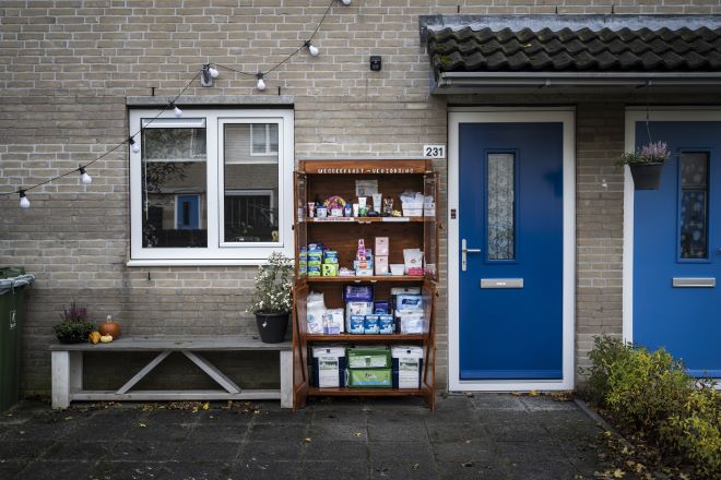 In de voortuin van de Groningse wijk Beijum staat een weggeefkast vol met verzorgingsproducten