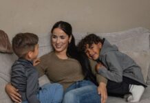 ‘Mama, wij kunnen toch óók in de auto slapen?’ Layla was dakloos met haar kinderen